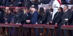 Trump da la paz a los Reyes, Macron y Rebelo de Sousa durante el funeral del Papa Francisco