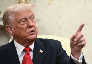 Juez inicia proceso para declarar al gobierno Trump en desacato por expulsión de migrantes