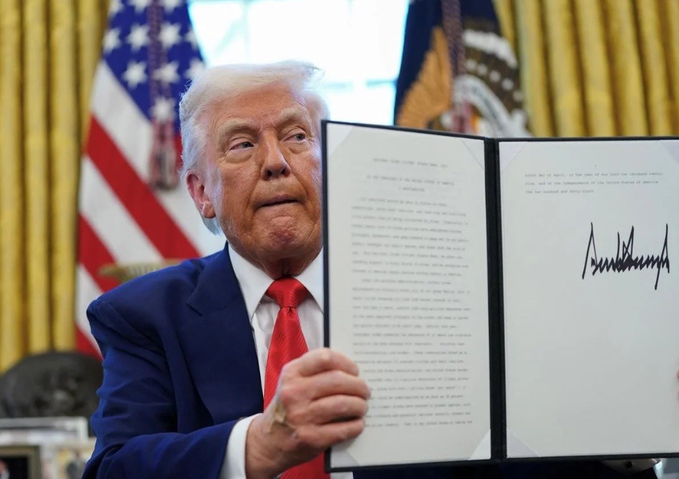 Trump dice que el canal de televisión CBS debería perder su licencia de emisión - AlbertoNews