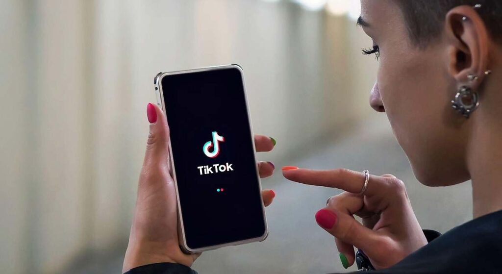 Trump extiende el plazo para vender TikTok y "salvar" la aplicación en EEUU