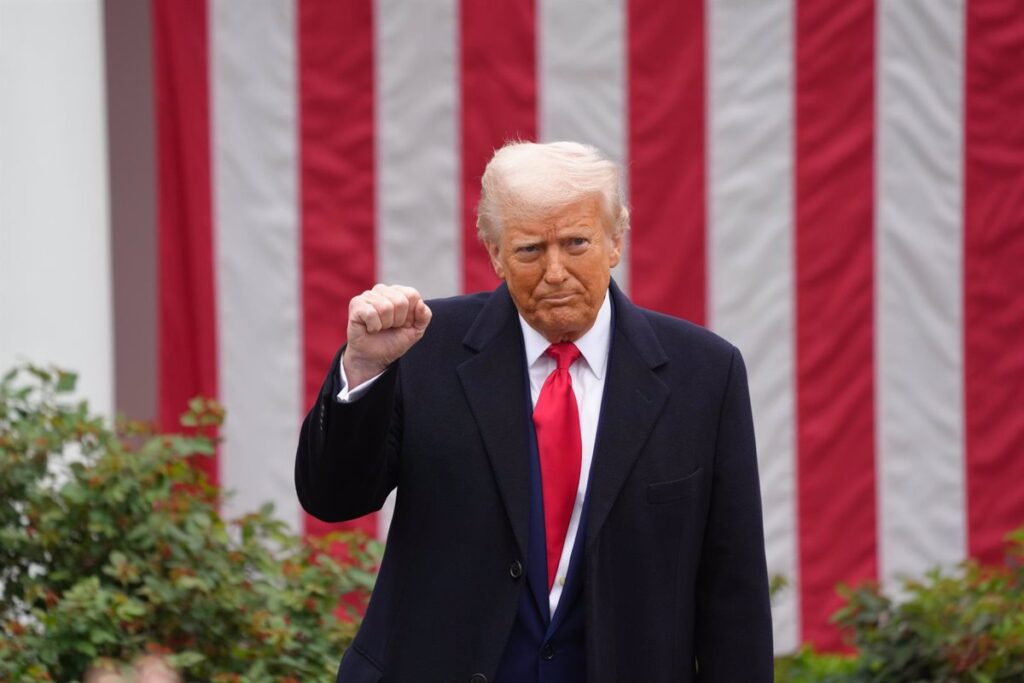 Trump no rebaja el tono con los aranceles e insiste en pedir bajadas de tipos a la Fed y en acusar a China