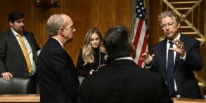 Trump trata de sofocar la rebelión interna ante el caos por los aranceles