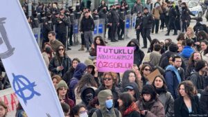 Turquía pone en libertad a 102 detenidos tras protestas – DW – 10/04/2025
