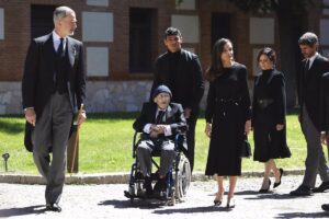Un Álvaro Pombo frágil de salud recoge el Premio Cervantes en un acto con recuerdo a Vargas Llosa y de luto por el Papa