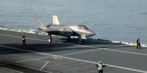 Un caza de Estados Unidos se cae por la borda de un portaaviones que intentaba huir de un ataque hutí