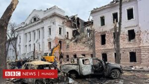 Un doble ataque con misiles rusos deja a decenas de civiles muertos en la ciudad ucraniana de Sumy