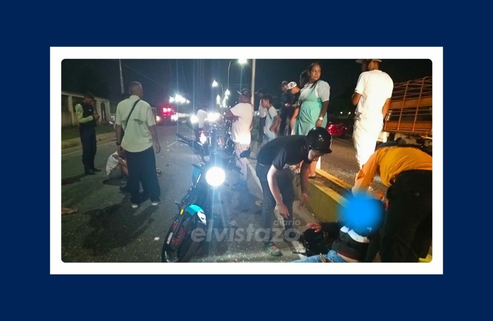 Un hombre y una mujer sufren lesiones de consideración al colisionar su moto contra un canino en la Av. Mariño Sur