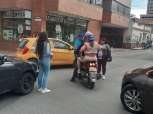 Un motociclista provocó un accidente e iba a huir