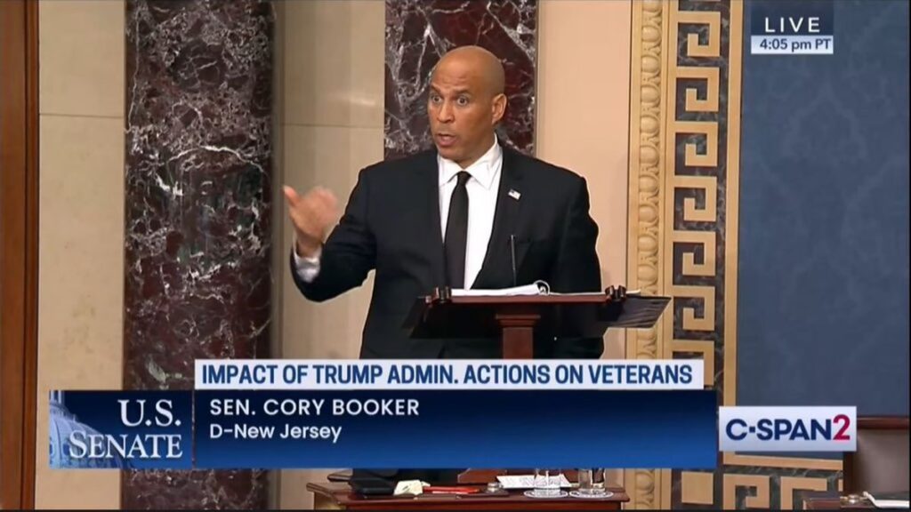 Un senador demócrata dio un discurso récord y habló durante 25 horas contra el gobierno de Donald Trump