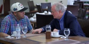 Un senador demócrata logra entrevistarse con Abrego García, el deportado «por error»