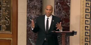 Un senador demócrata rompe récords con un discurso de más de 24 horas para protestar contra Trump