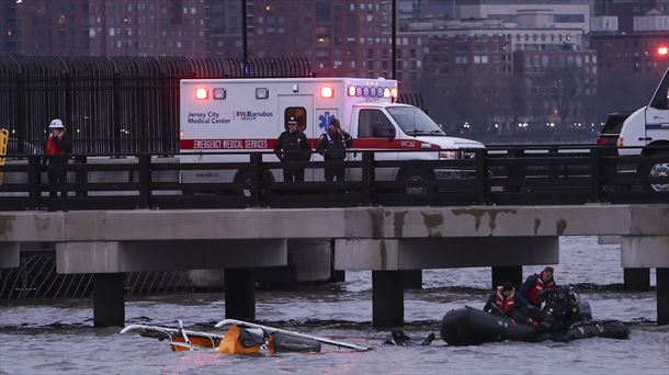 Una familia catalana muere al caer su helicóptero en el río Hudson de Nueva York