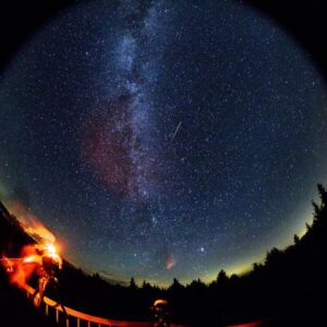 Una lluvia de estrellas proveniente del cometa Halley y luna de flores: cómo ver y disfrutar los fenómenos astronómicos de mayo de 2025