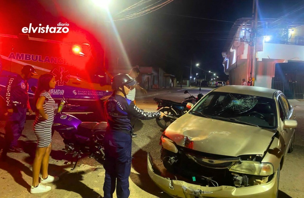 Una moto Bera y un Ford Laser colisionaron la noche de este viernes en el sector Las Delicias