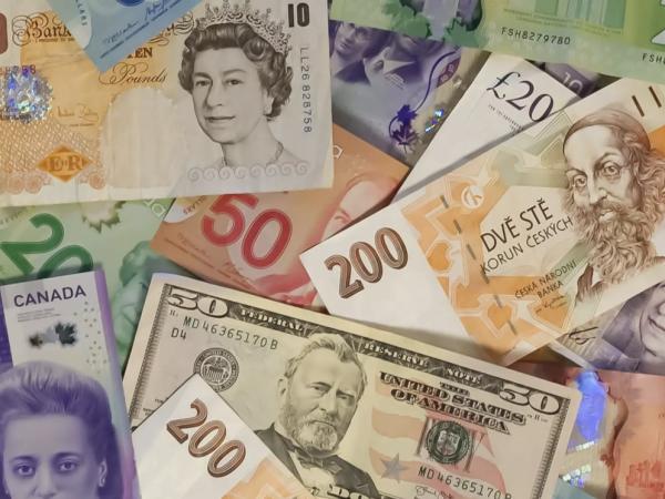 Una por una, cuáles son las monedas más fuertes de cada continente, según la IA | Economía