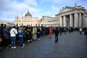 Unas 150.000 personas despiden al papa en la basílica de San Pedro antes del funeral