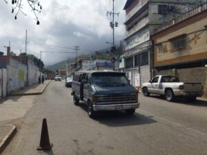 Usuarios y transportistas en desacuerdo con el nuevo pasaje a Bs. 23