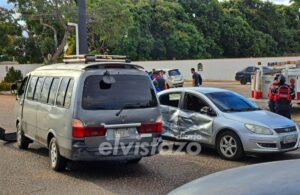 VIDEO: Van Pregio y Orinoco Chery colisionaron en el semáforo adyacente a las Urbanizaciones Los Cocales y Rahme