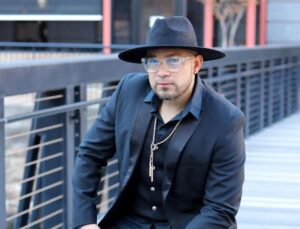 Venezolano Jimmy Molina revoluciona la escena musical con "Extraños conocidos"