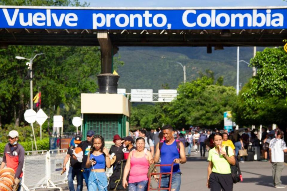Venezolanos pueden cruzar la frontera hacia Colombia sin pasaporte, solo con su cédula