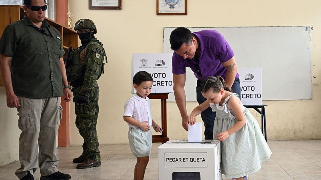 Votó Daniel Noboa y va por la reelección en Ecuador, en un ajustado balotaje con Luisa González