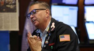 Wall Street cierra con fuertes caídas una jornada de volatilidad extrema a la espera de los aranceles de Trump