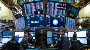 Wall Street reacciona a la baja tras cerrar la sesión al arancel global del 10% de Trump - AlbertoNews