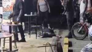 ataque sicarial deja una mujer muerta y siete heridos en un establecimiento comercial