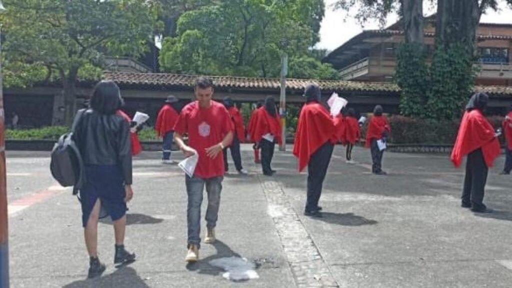 choque entre Policía y encapuchados en la Universidad de Antioquia