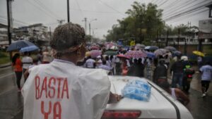 ciudad puerto marchó con globos blancos