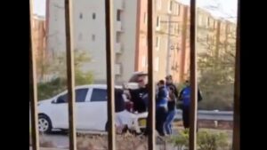 desvinculan de su cargo a agente que agredió a conductor