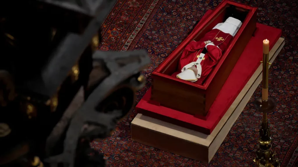 el Vaticano afronta el primer día de despedida de Francisco, mientras los 133 cardenales se preparan para el cónclave