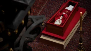 el Vaticano afronta el primer día de despedida de Francisco, mientras los 133 cardenales se preparan para el cónclave