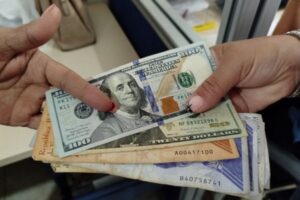 el bolívar se desplomó frente al dólar en abril y el salario sigue estancado desde 2022