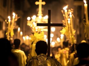fieles celebran la Vigilia Pascual en espera de la resurrección de Cristo