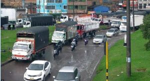 fuerte aguacero este sábado causa inconvenientes de movilidad