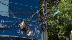 se inició retiro de 'telaraña' de cables tras orden judicial