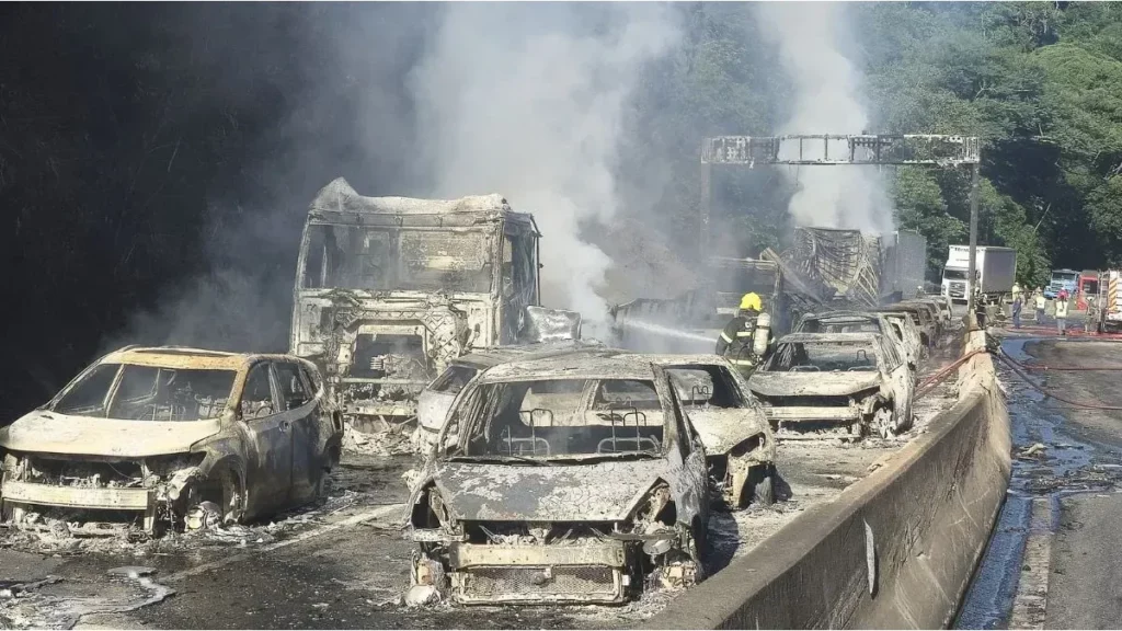 un camión cisterna volcó, provocó una explosión masiva y destruyó 25 autos