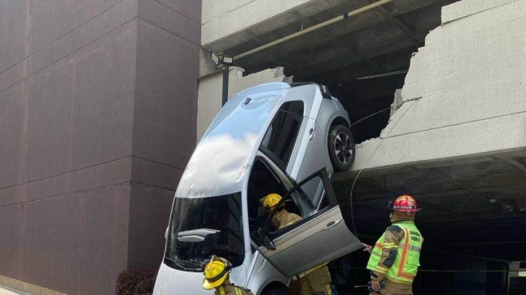 vehículo cayó más de 2 metros en un parqueadero en La Estrella
