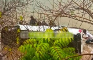 ¡Se salió de la vía y cayó a la playa! Mueren dos mujeres al volcarse la camioneta en la que viajaban