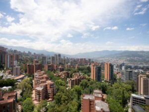 ¿Cuál debería ser la capital de Antioquia si no fuera Medellín, según la IA? | Regiones | Economía