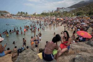 ¿Cuánto cuesta un día de playa para dos personas en Vargas?