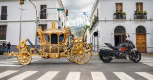 ¿Príncipe azul? Chamo recoge a su cita manejando carroza Empire Keeway
