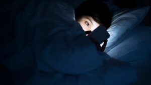 ¿Qué es el “vamping”? El hábito nocturno que afecta a los jóvenes