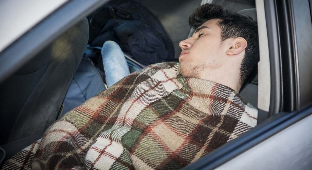¿Es legal dormir en el coche en España? Esto es lo que la DGT dice al respecto