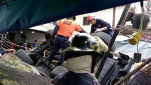 11 heridos, entre ellos 5 pequeños, tras caer vehículo de un estacionamiento en Caracas