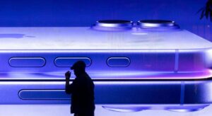Trump amenaza a Apple con un arancel específico de "al menos" un 25% y condena a la firma a extender su racha bajista