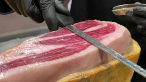 6 jamones enteros, 300 raciones, 72 horas... el loco récord Guinness de corte de jamón que busca un maestro español