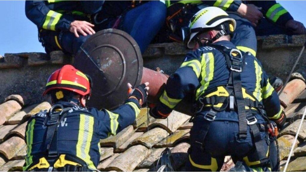 A días del Cónclave, el Vaticano colocó la tradicional chimenea en la Capilla Sixtina