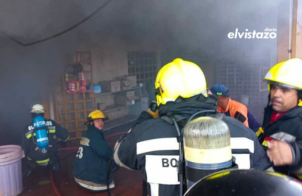 Abasto asiático de San Mateo se incendió la mañana de este viernes 16 de mayo